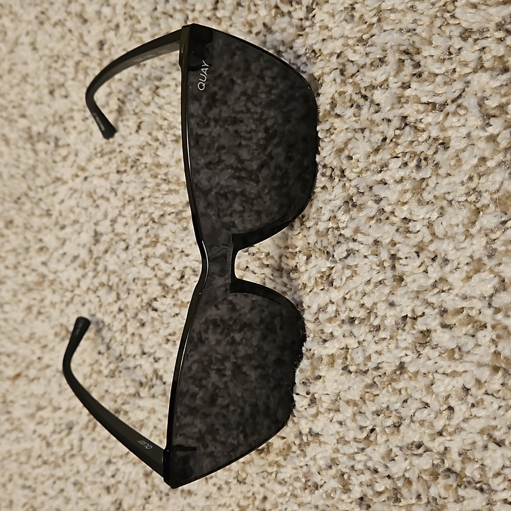 Quay come thru black sunglasses